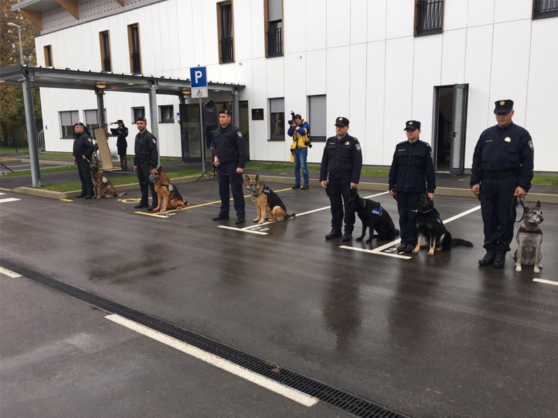 Slika /slike/Centar za obuku pasa Akademija/Centar za pse_obr_4.jpg